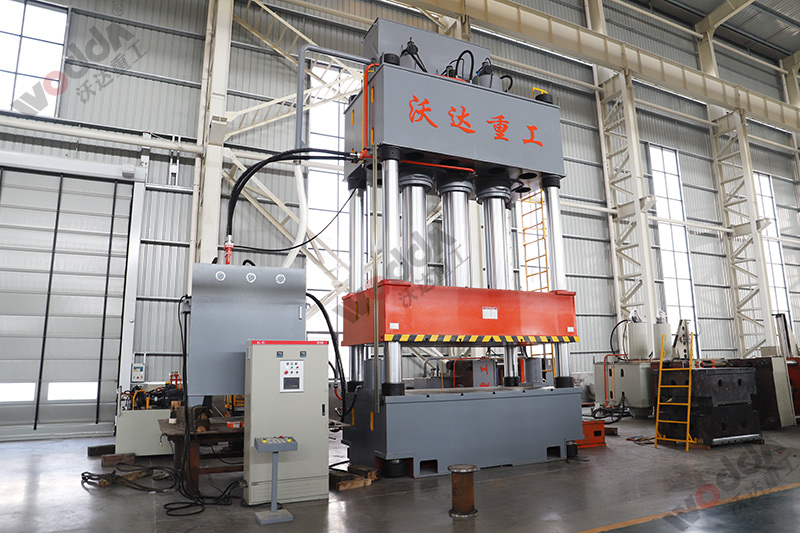 三梁四柱液压机(1000吨1500吨2000吨) 三梁四柱液压机(1000吨1500吨2000吨)