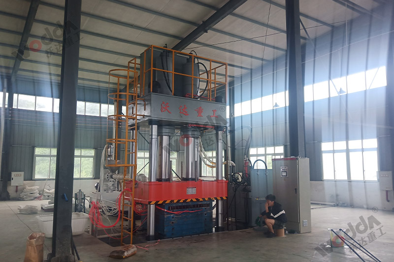 630吨塑料托盘液压机实景图 630吨塑料托盘液压机实景图