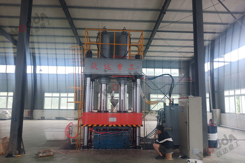 630吨塑料托盘液压机实景图 630吨塑料托盘液压机实景图