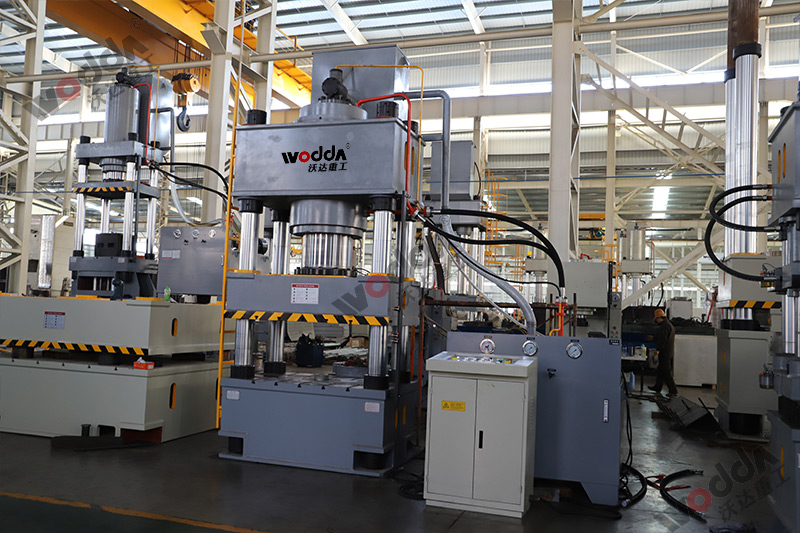 630吨四柱液压机 630吨四柱液压机