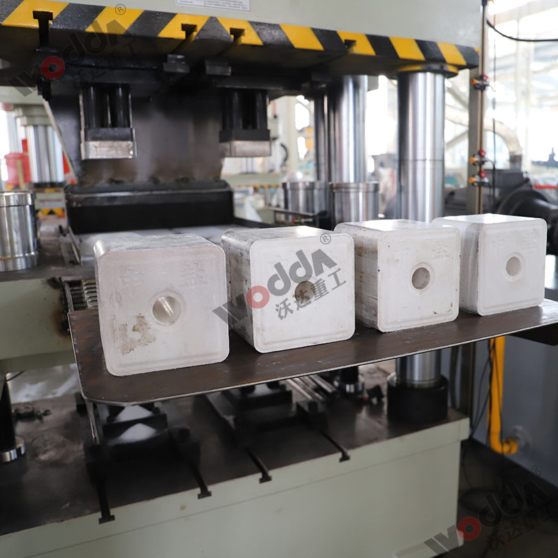 630吨牛羊舔砖液压机 630吨牛羊舔砖液压机