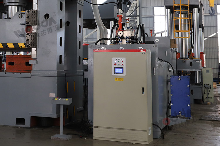 2000吨框架液压机(移动控制台、电器柜) 2000吨框架液压机(移动控制台、电器柜)