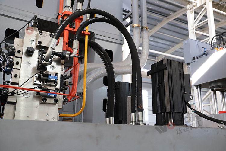 2000吨框架液压机(插装阀、伺服电机) 2000吨框架液压机(插装阀、伺服电机)