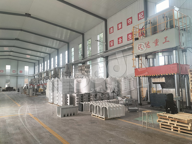 800吨U型排水沟成型液压机(图1) 800吨U型排水沟成型液压机(图1)