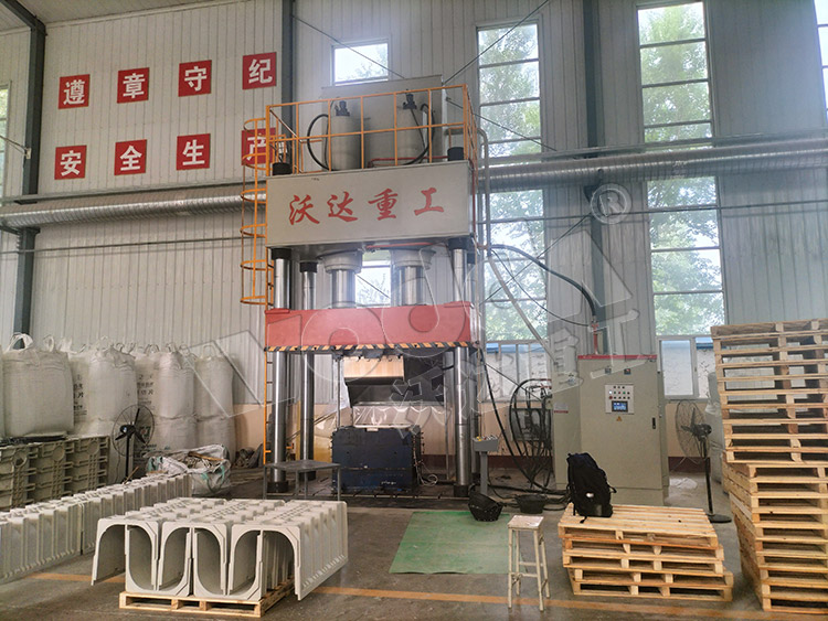 800吨U型排水沟成型液压机(图2) 800吨U型排水沟成型液压机(图2)