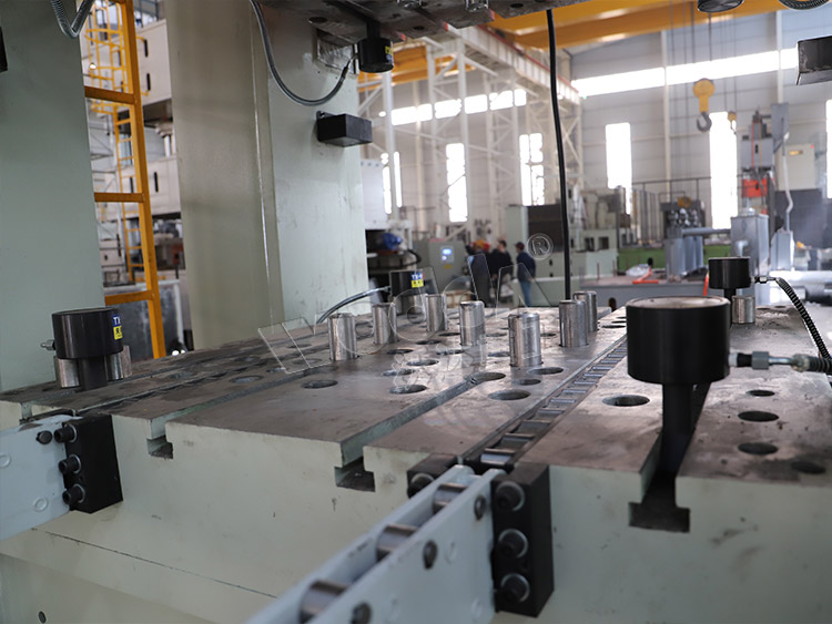 630吨框架式液压机(多顶杆与举模器) 630吨框架式液压机(多顶杆与举模器)