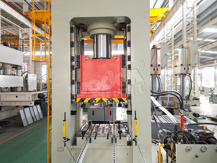 630吨框架式液压机(滑块与工作台) 630吨框架式液压机(滑块与工作台)