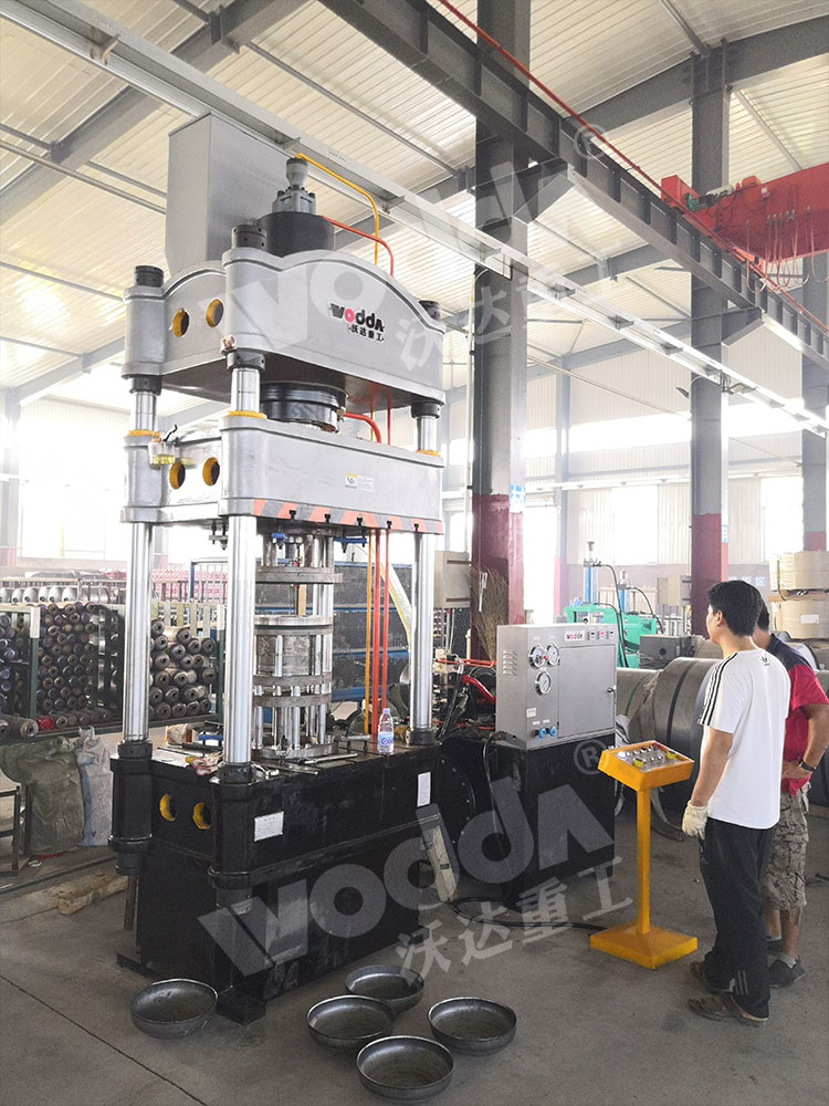 200吨煤气罐封头液压机 200吨煤气罐封头液压机