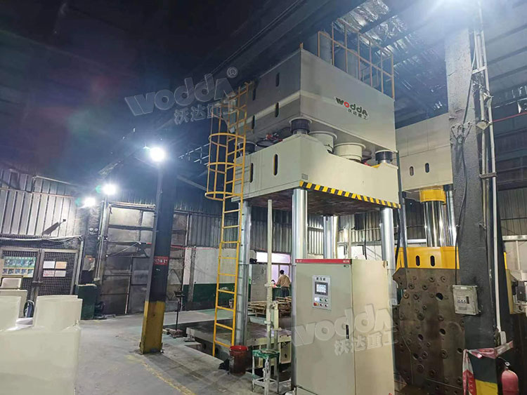 1500吨复合材料模压机客户车间现场.jpg 1500吨复合材料模压机客户车间现场.jpg