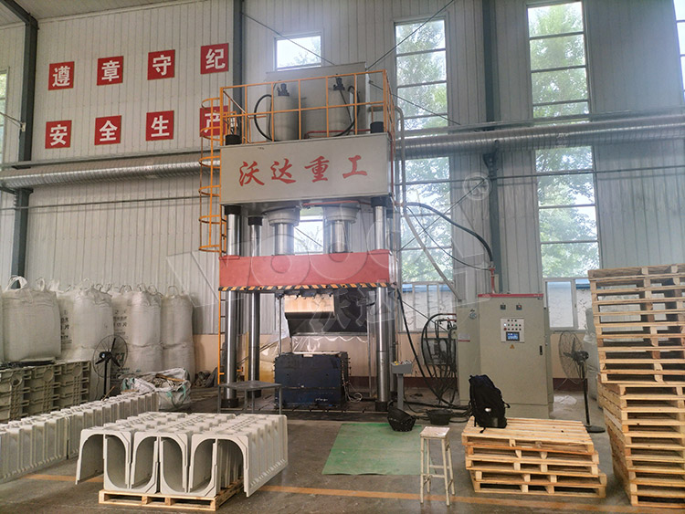800吨U型排水沟成型液压机客户现场 800吨U型排水沟成型液压机客户现场