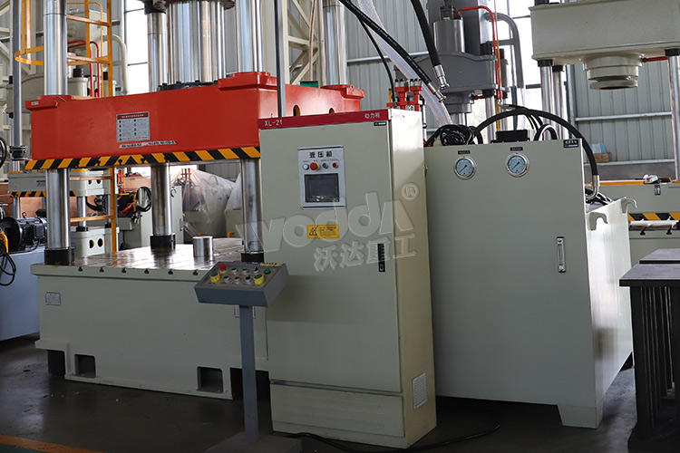 500吨液压机(PLC动力柜、移动控制台) 500吨液压机(PLC动力柜、移动控制台)