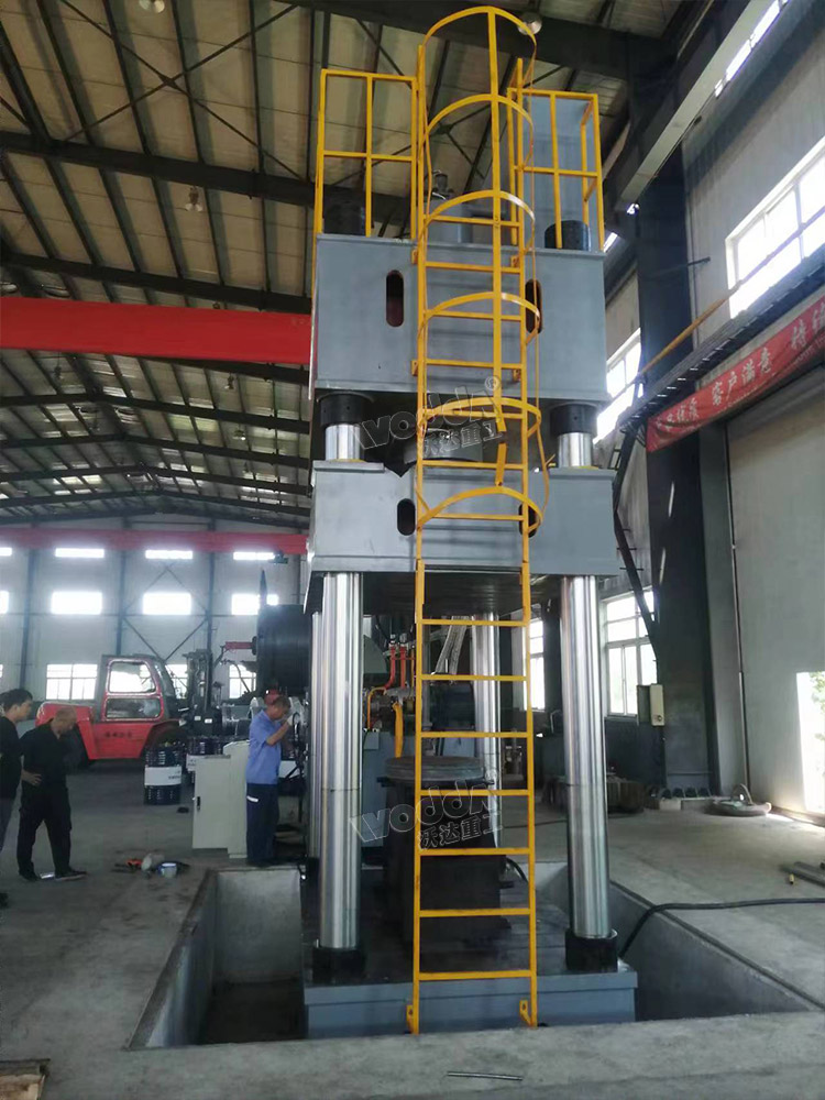 1000吨四柱液压机侧面 1000吨四柱液压机侧面