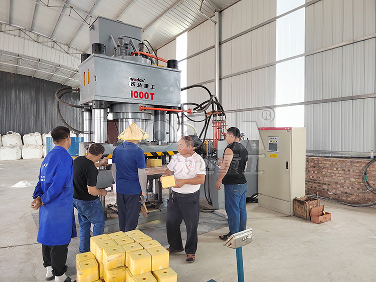 1000吨四梁四柱液压机.jpg 1000吨四梁四柱液压机.jpg