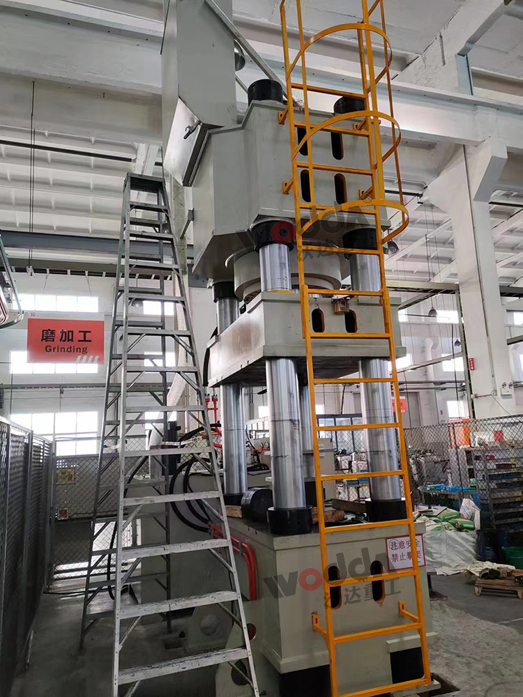 1000吨陶瓷粉末成型液压机侧面 1000吨陶瓷粉末成型液压机侧面