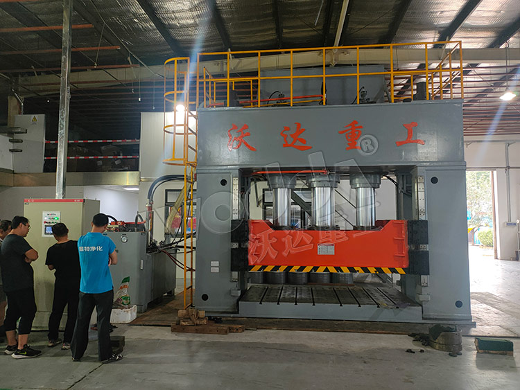 1000吨框架式液压机现场 1000吨框架式液压机现场