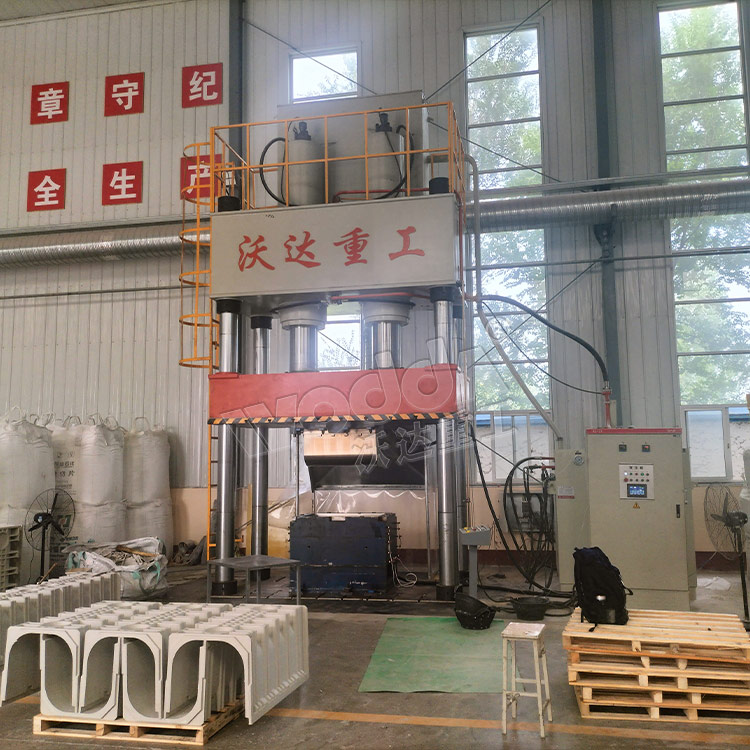 800四柱液压机(U型排水沟成型液压机)客户现场 800四柱液压机(U型排水沟成型液压机)客户现场