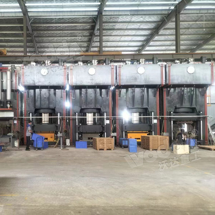 1800吨木屑托盘模压机现场 1800吨木屑托盘模压机现场