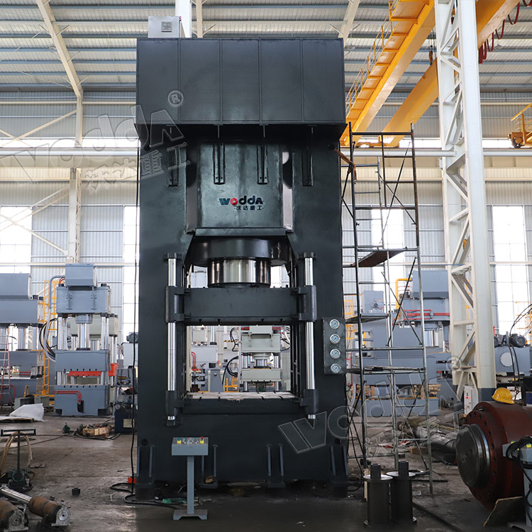 1800吨框架式液压机车间装配 1800吨框架式液压机车间装配