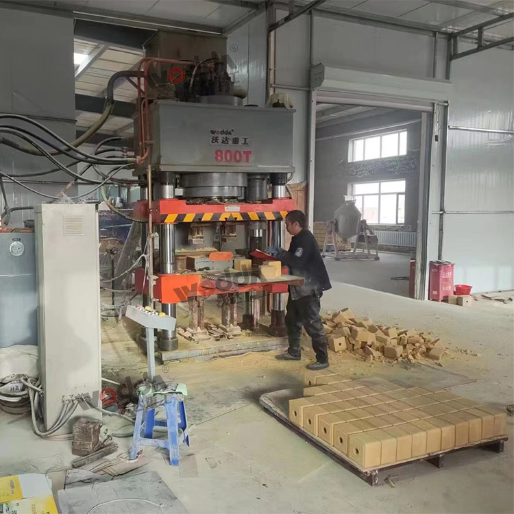 800吨牛羊舔盐压块机 800吨牛羊舔盐压块机