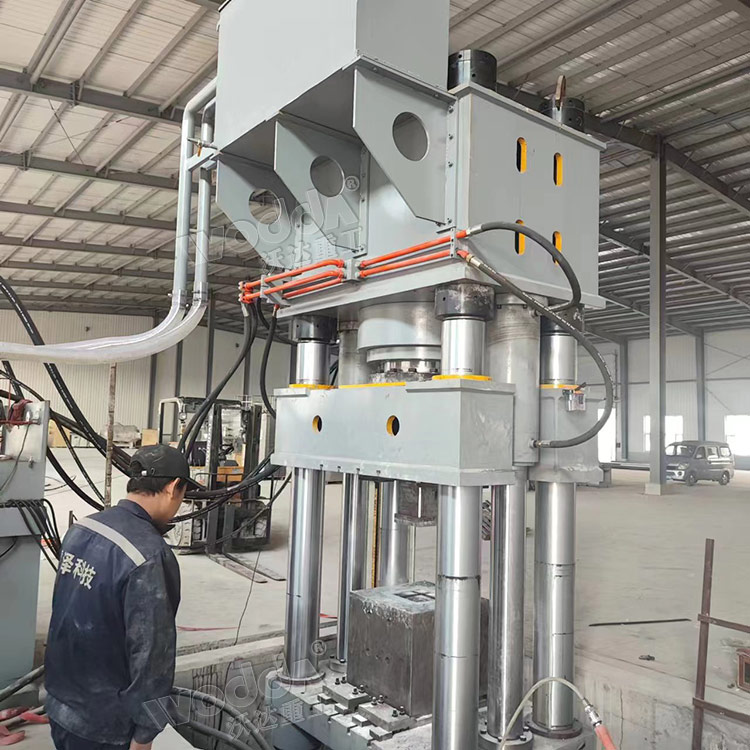 800吨石墨匣钵液压机试机 800吨石墨匣钵液压机试机