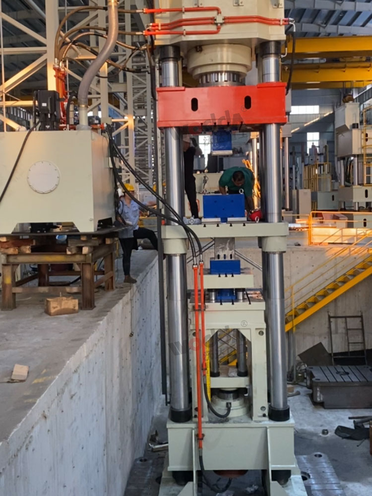 莫来石匣钵液压机车间试机 莫来石匣钵液压机车间试机