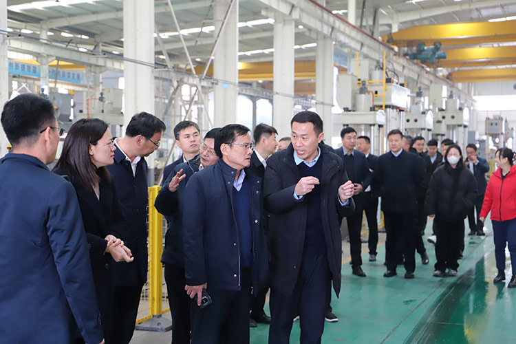 滕州市政协副主席董鸿洋听取优游重工董事长刘卫东项目推进情况 滕州市政协副主席董鸿洋听取优游重工董事长刘卫东项目推进情况