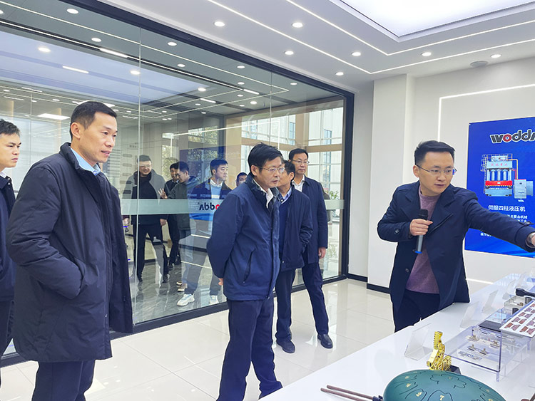 滕州市政协副主席董鸿洋一行考察优游重工现场 滕州市政协副主席董鸿洋一行考察优游重工现场