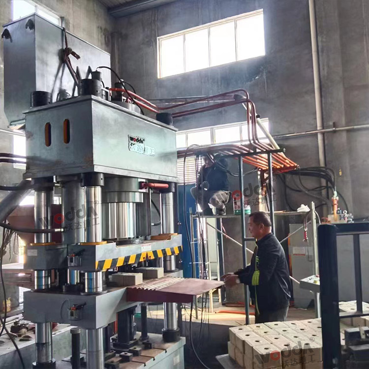 630吨四梁四柱液压机(一模两块盐砖) 630吨四梁四柱液压机(一模两块盐砖)