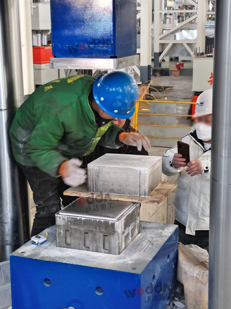 1000吨莫来石匣钵液压机试机成功 1000吨莫来石匣钵液压机试机成功