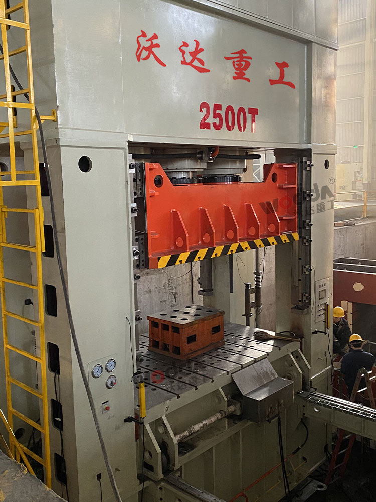 2500吨框架式液压机 2500吨框架式液压机