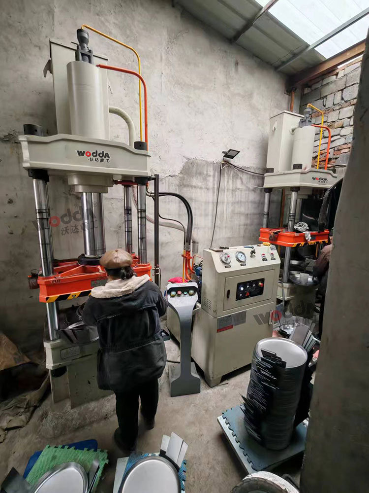 100吨四柱液压机 100吨四柱液压机