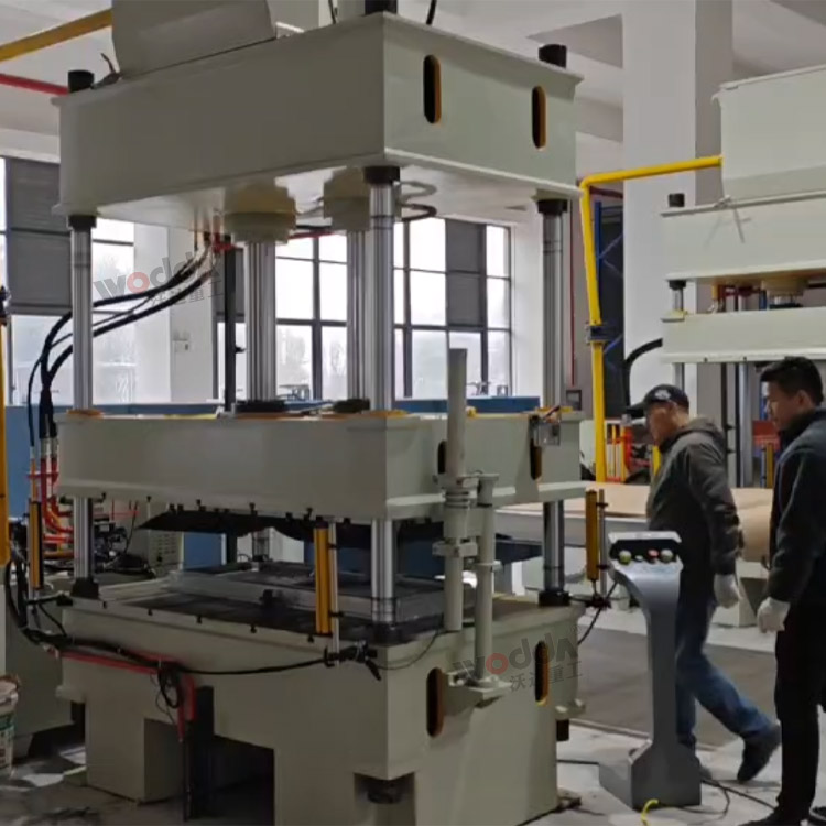 120吨四柱液压机压制汽车两排脚垫现场 120吨四柱液压机压制汽车两排脚垫现场