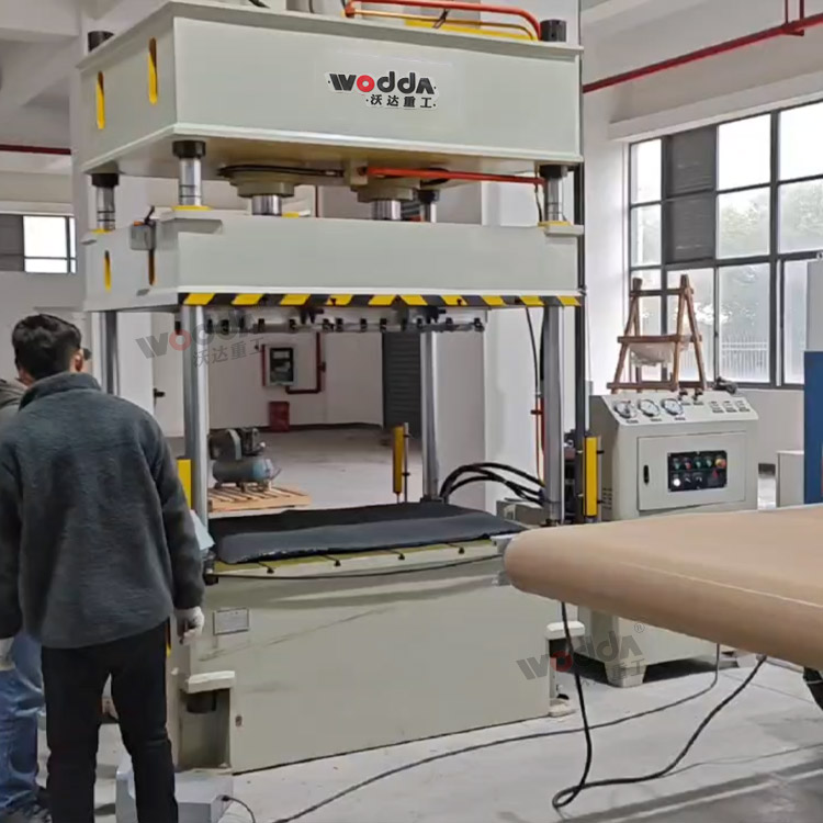 120吨汽车内饰件成型液压机客户现场.jpg 120吨汽车内饰件成型液压机客户现场.jpg