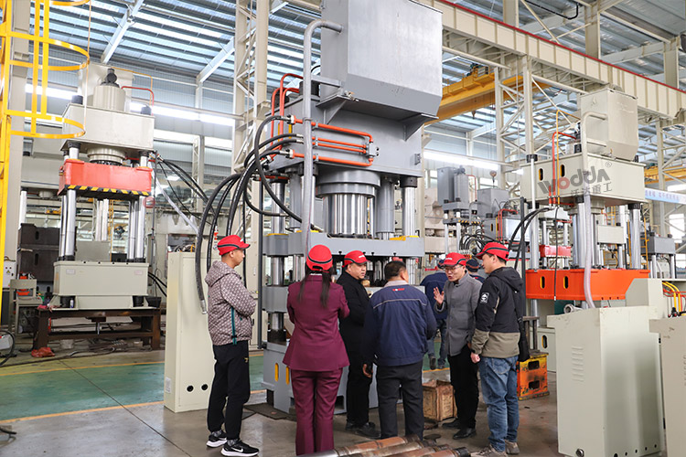 天津援疆项目组观看盐砖机试机 天津援疆项目组观看盐砖机试机