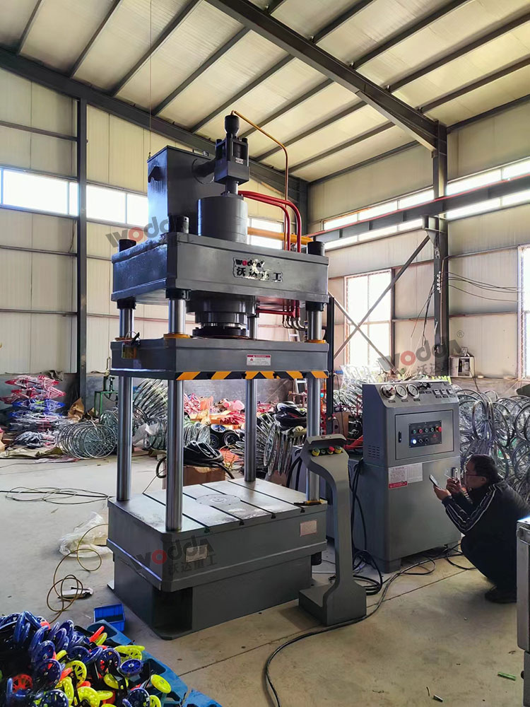 200吨三梁四柱液压机安装完成 200吨三梁四柱液压机安装完成