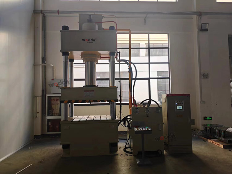 315吨四柱液压机安装完成 315吨四柱液压机安装完成