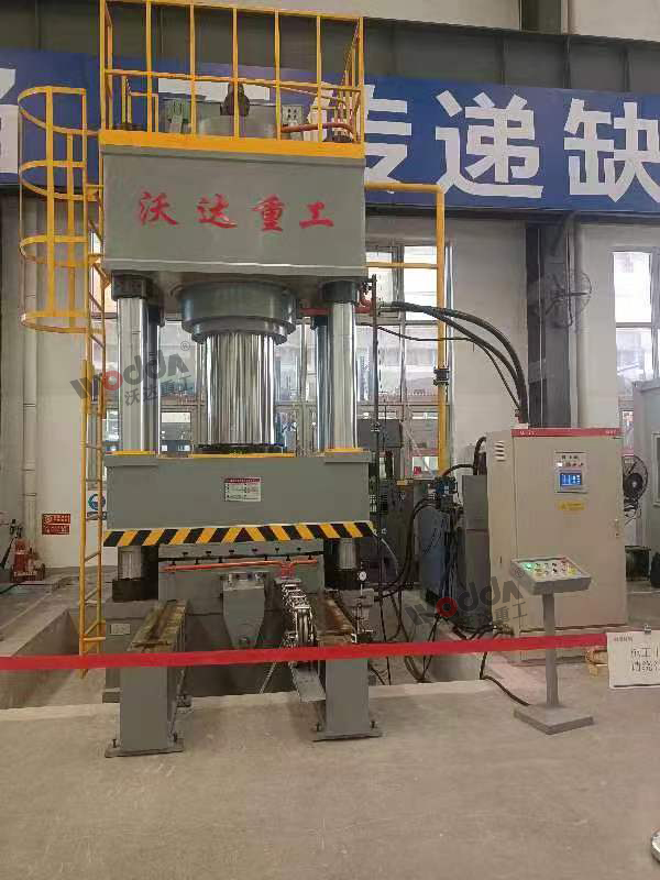 1000吨三梁四柱液压机客户现场 1000吨三梁四柱液压机客户现场