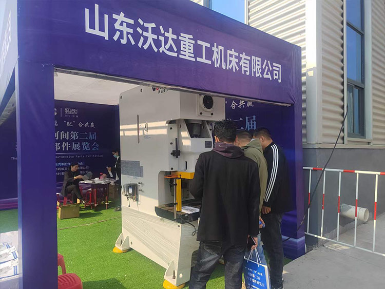 山东优游重工机床有限公司苏经理为用户介绍设备 山东优游重工机床有限公司苏经理为用户介绍设备