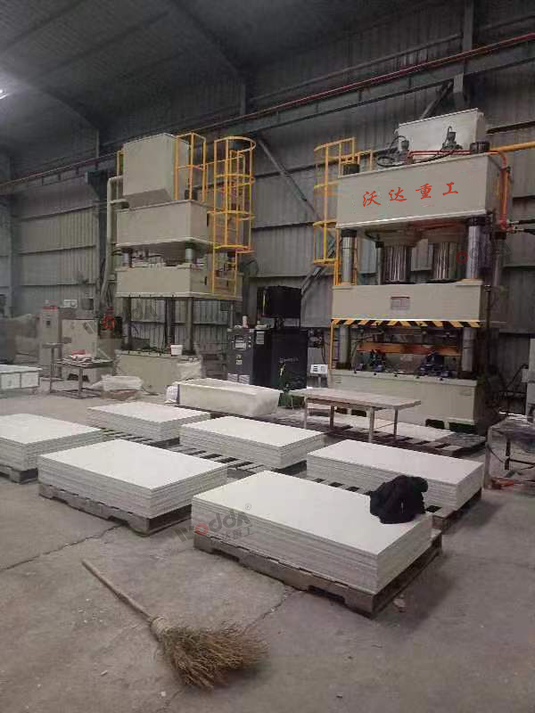 两台630吨三梁四柱液压机 两台630吨三梁四柱液压机