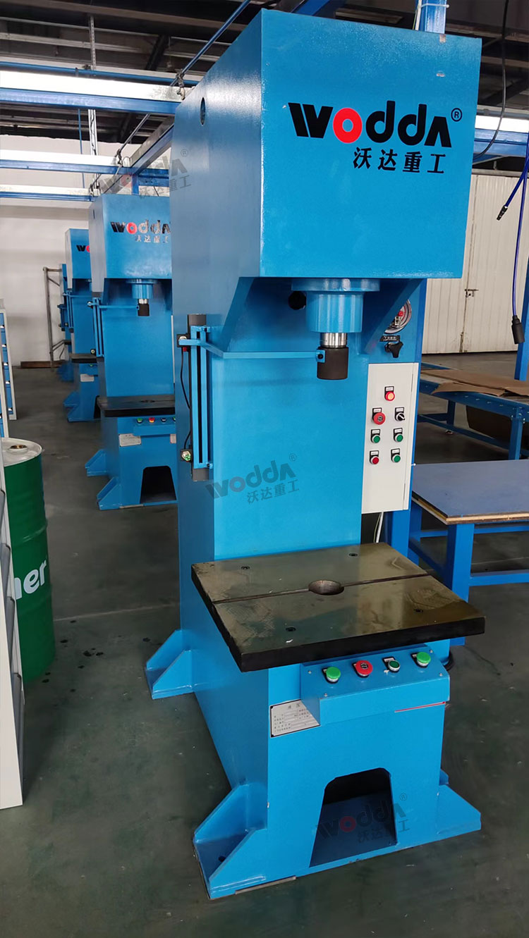 单柱液压机客户车间 单柱液压机客户车间