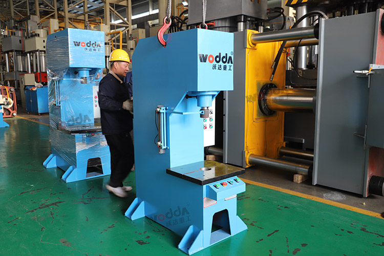 12台单柱液压机车间调试 12台单柱液压机车间调试