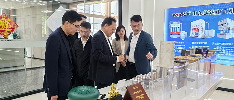 李经理为刘局长一行讲解展品 李经理为刘局长一行讲解展品