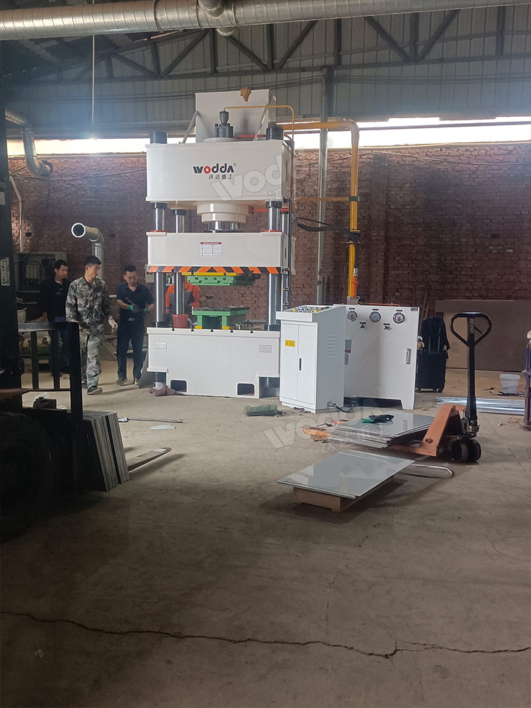 400吨四柱液压机客户车间安装完成 400吨四柱液压机客户车间安装完成