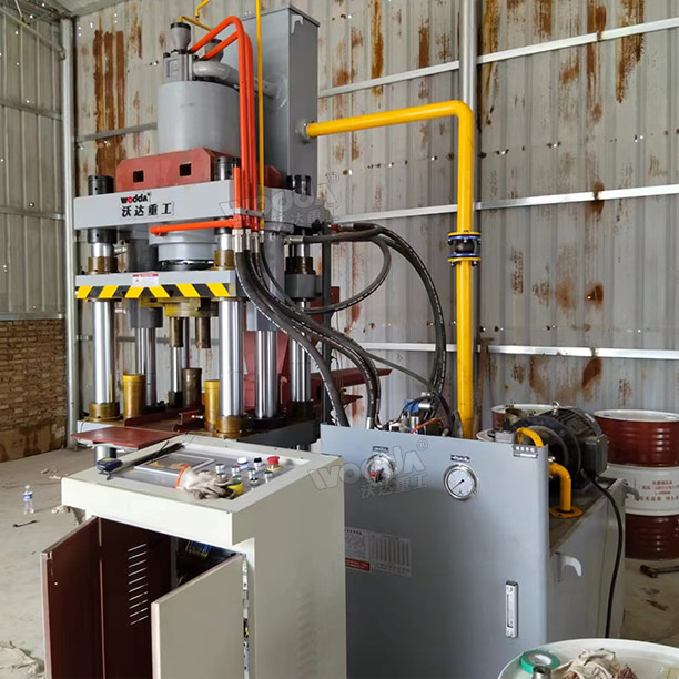 150吨四梁四柱液压机安装完成 150吨四梁四柱液压机安装完成