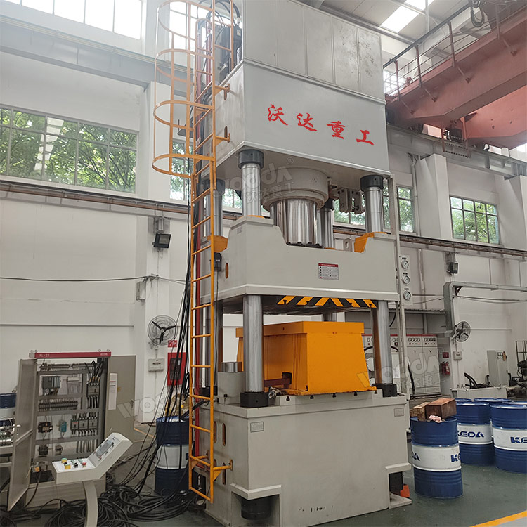 800吨冷挤压成型液压机安转完成 800吨冷挤压成型液压机安转完成