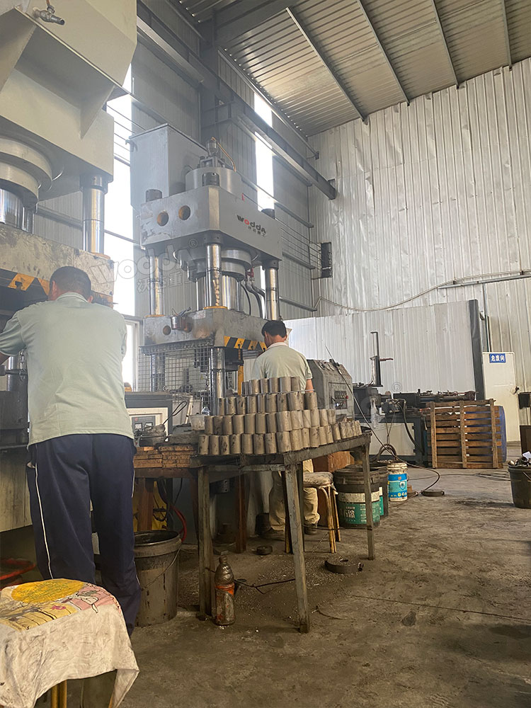 500吨三梁四柱液压机客户车间 500吨三梁四柱液压机客户车间