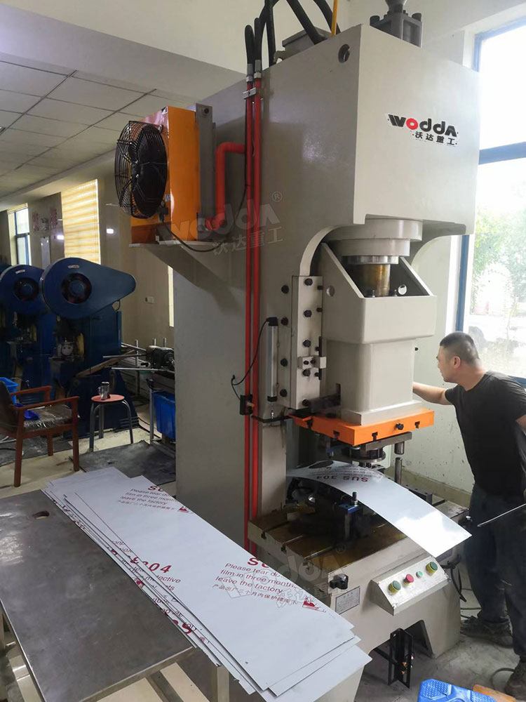 125吨液压冲床现场 125吨液压冲床现场