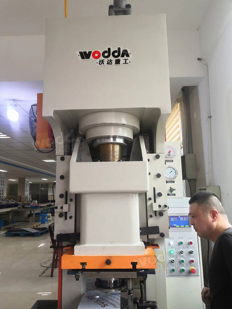 125吨液压冲床 125吨液压冲床