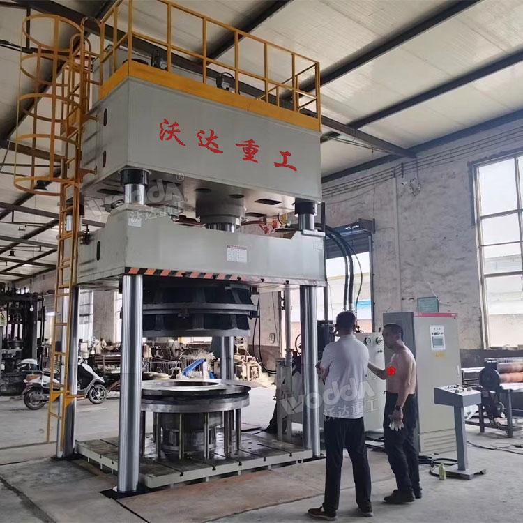 800吨铝锅拉伸液压机现场 800吨铝锅拉伸液压机现场