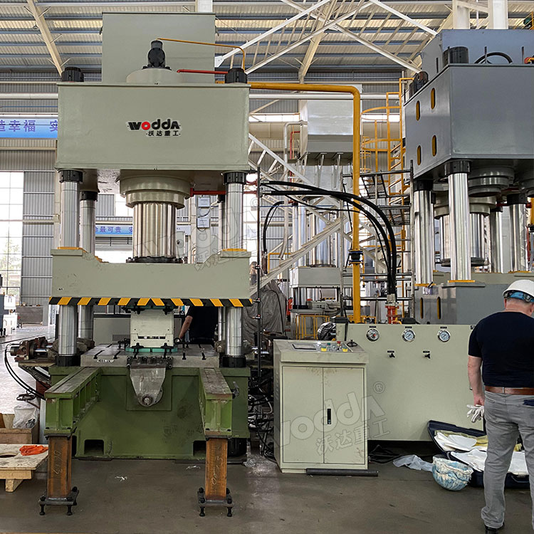 630吨三梁四柱液压机车间实物 630吨三梁四柱液压机车间实物